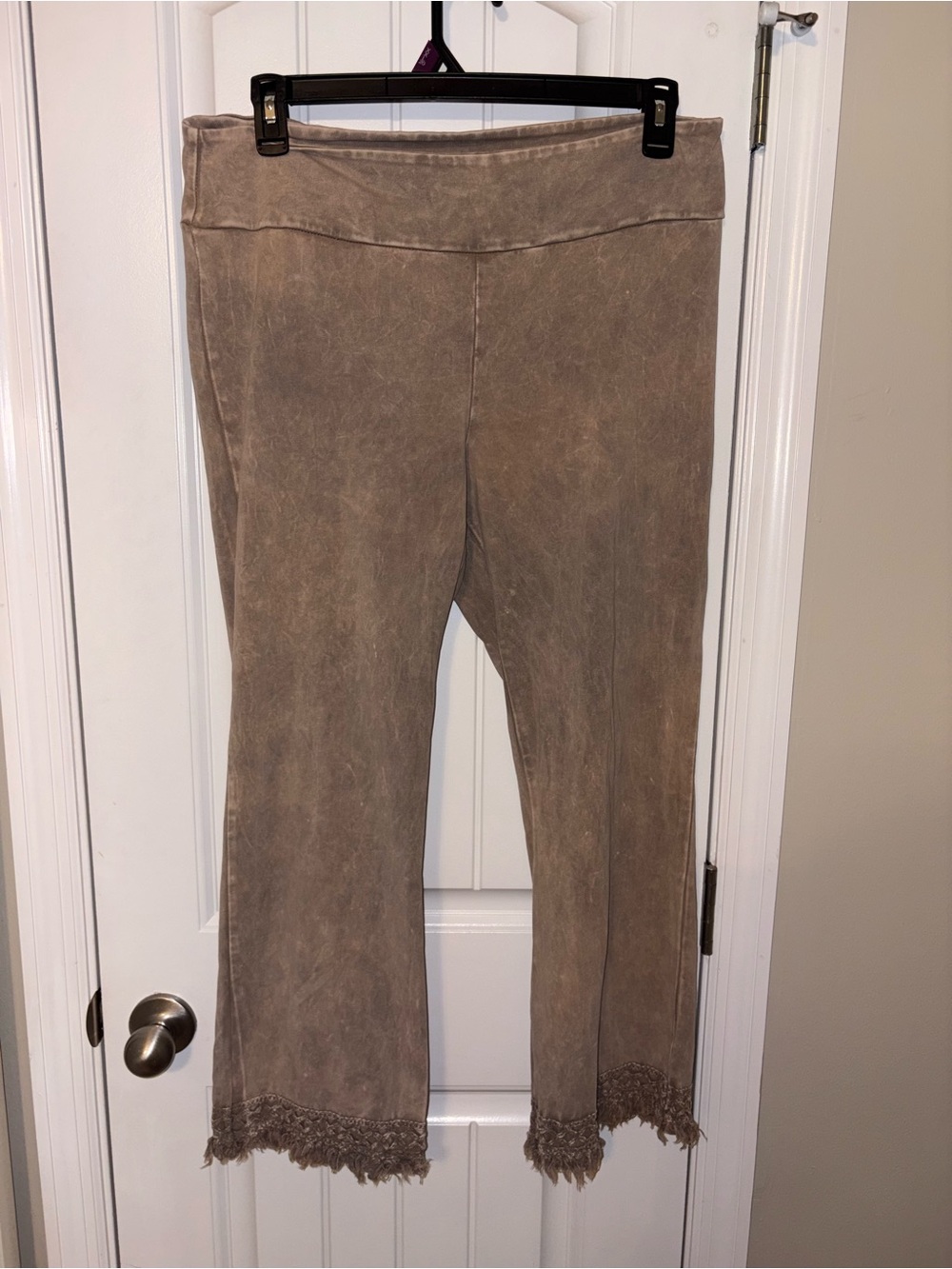 Women's Taupe Crochet-Hem Pull-On Capris